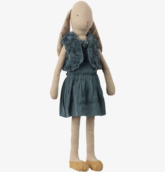 Bild av charmig kanin i elegant petrolfärgad klänning