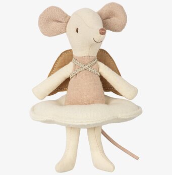 Bild av en charmig tygmus med detaljerad klädsel