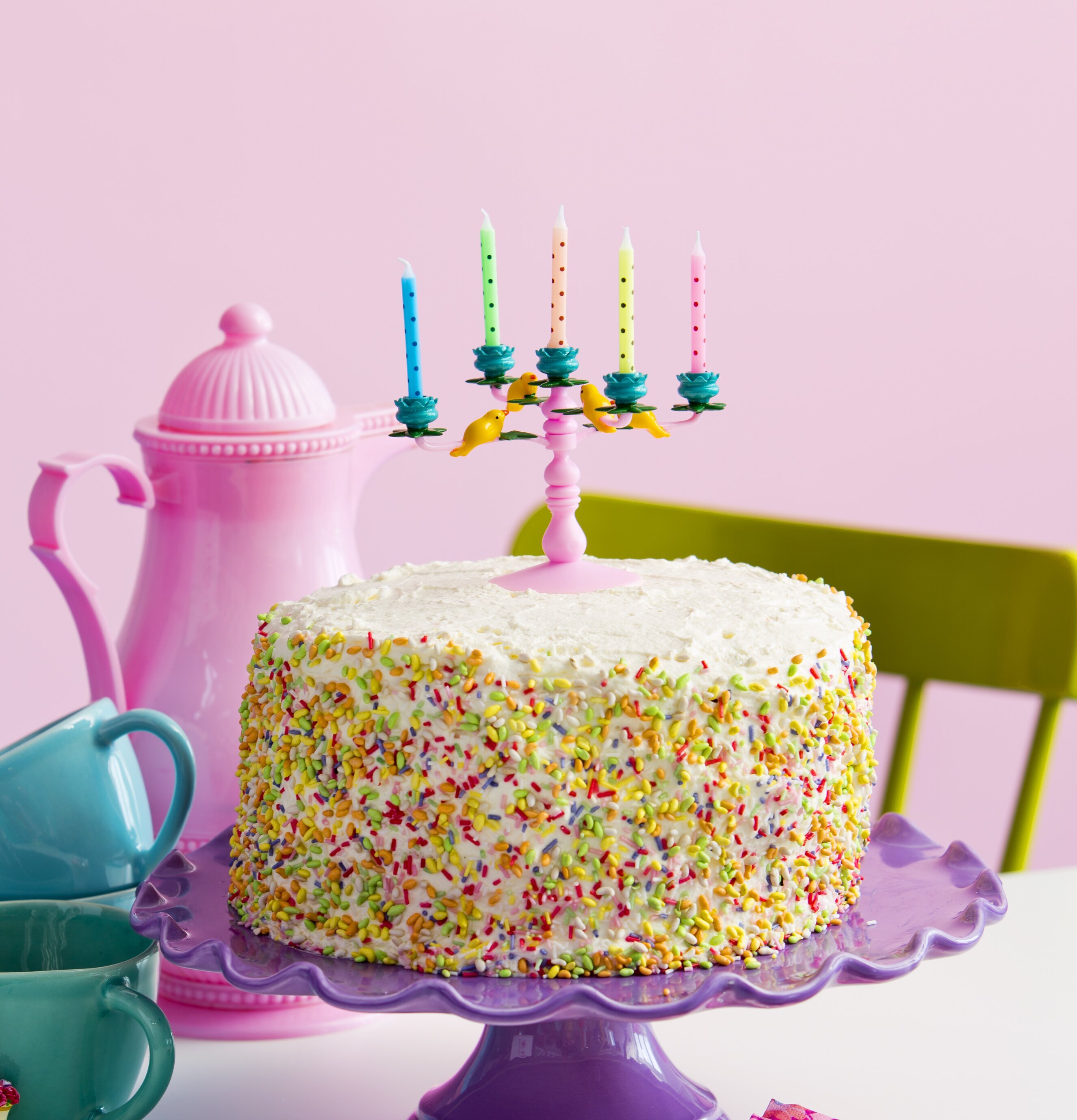 Bild av färgglad festscen med tårta och dekorationer