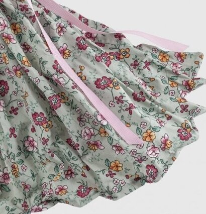 Bordslampa Anthia från Skitso med blommigt mönstrad skärm