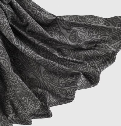 Bild av tyg med intrikat paisleymönster i grå toner