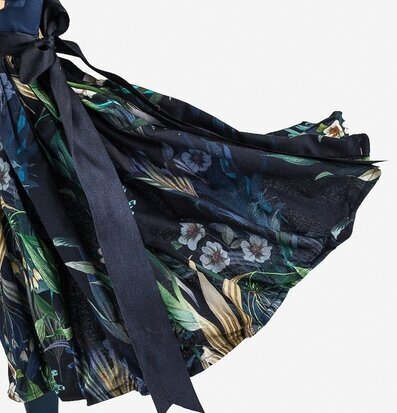 Bild av elegant bordslampa med botaniskt mönster