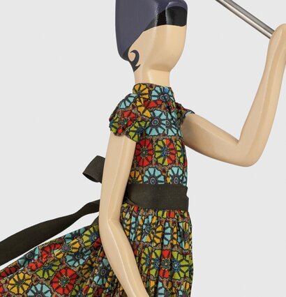 Bordslampa Lela från Skitso i form av en kvinna i klänning