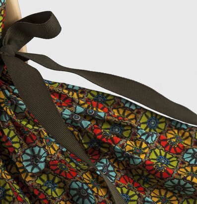 Bild av färgglad bordslampa med geometriskt mönster