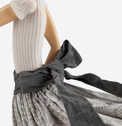 Bild av en konstnärligt designad bordslampa i trä och tyg