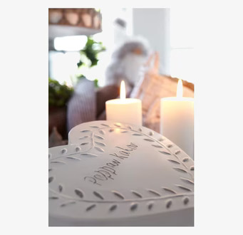 Bild av stilfull scen med pepparkakor och ljus