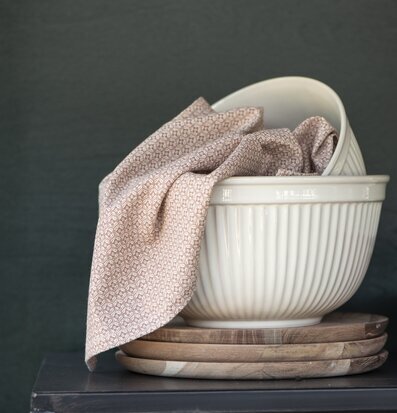 Bild av eleganta krämvita skålar med textil och trä