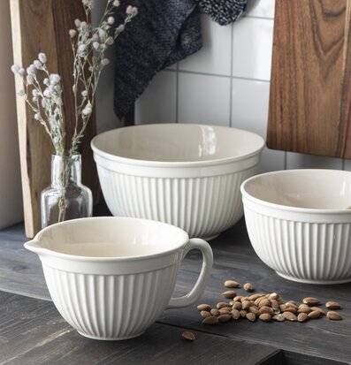 Bild av hemtrevligt kök med stilrena vispskålar