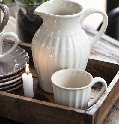 Bild av hemtrevligt arrangemang med porslin och ljus