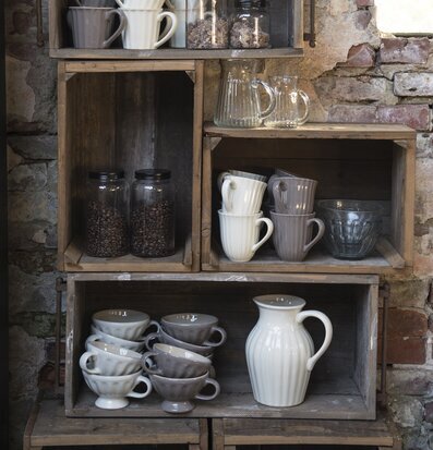 Bild av rustik charm med keramik och glasdetaljer