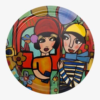 Bild av färgglad och konstnärlig rund bricka med motiv