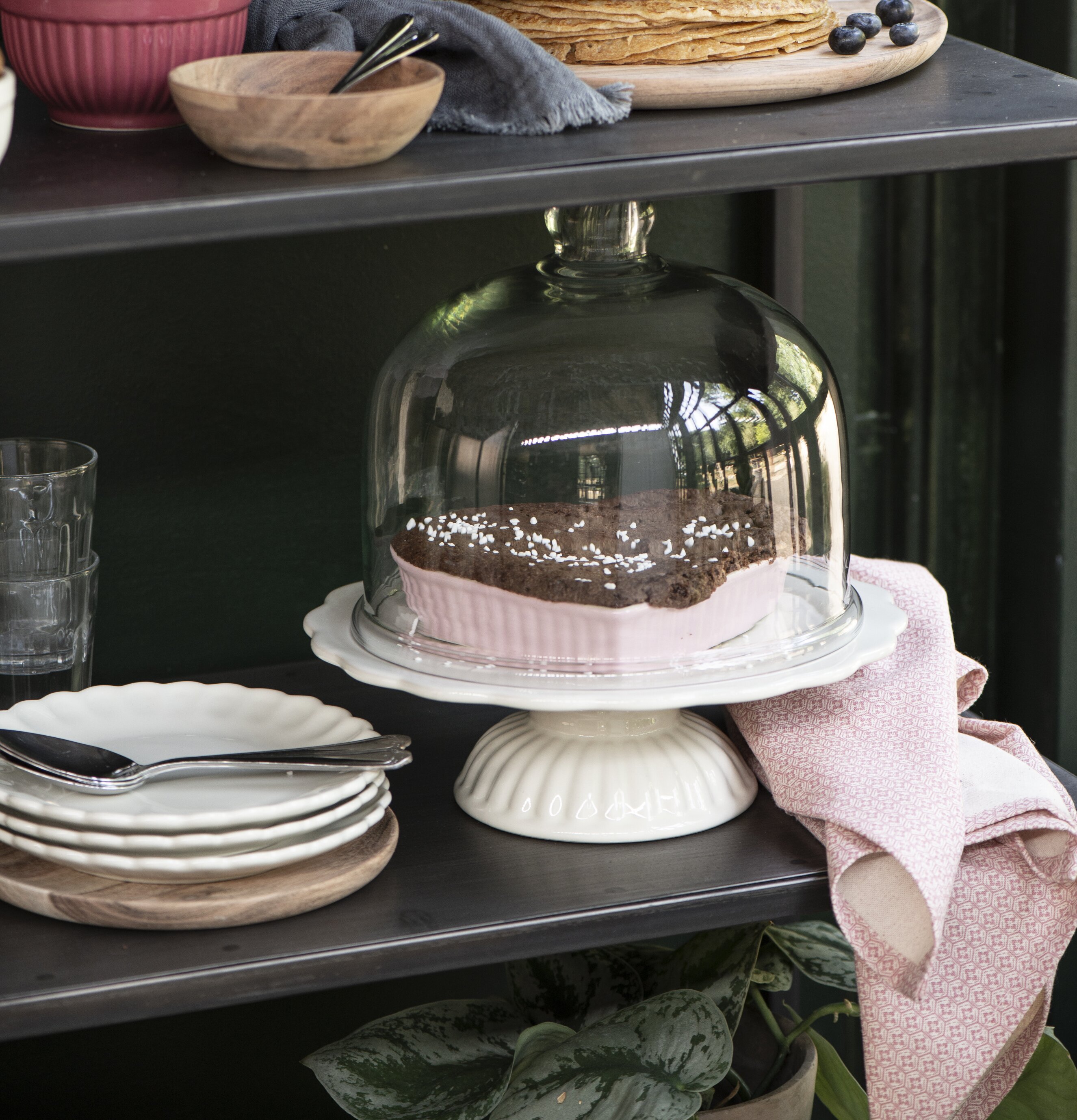 Tårtfat Mynte Butter Cream från IB Laursen på mörk hylla