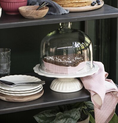 Bild av stilfullt arrangerade köksartiklar och bakverk