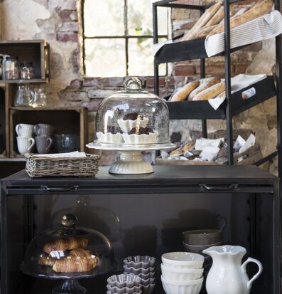 Bild av rustik och charmig lantlig interiördesign