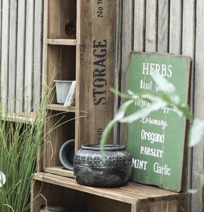 Bild av rustik trälåda i inspirerande trädgård