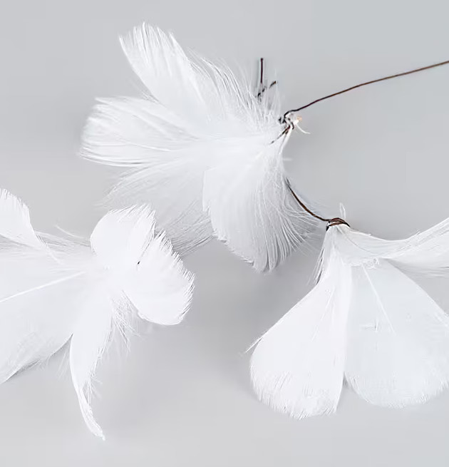 Fjäder/Tråd Blom Vit från A Lot Decoration med vita fjädrar