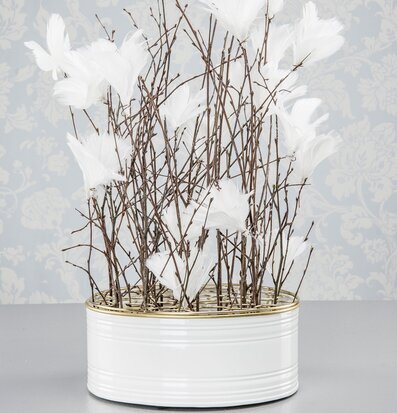 Foto av elegant arrangemang med vita dekorationer