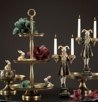 Bild av elegant kakfat med kaninfigurer och blommor