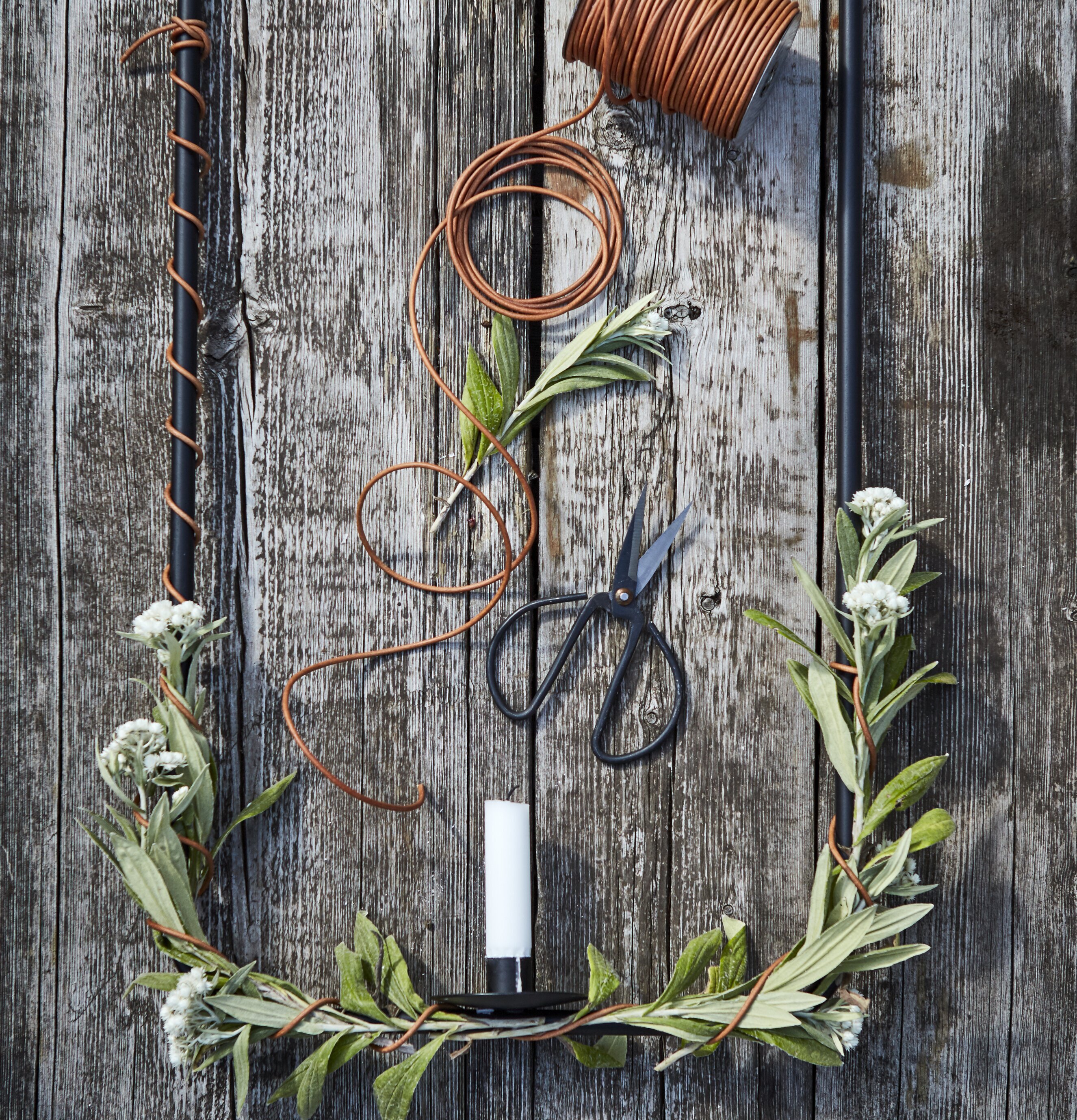 Sax Frej M Svart från Affari på en rustik träyta