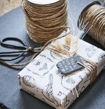 Bild av elegant presentinslagning med naturmotiv