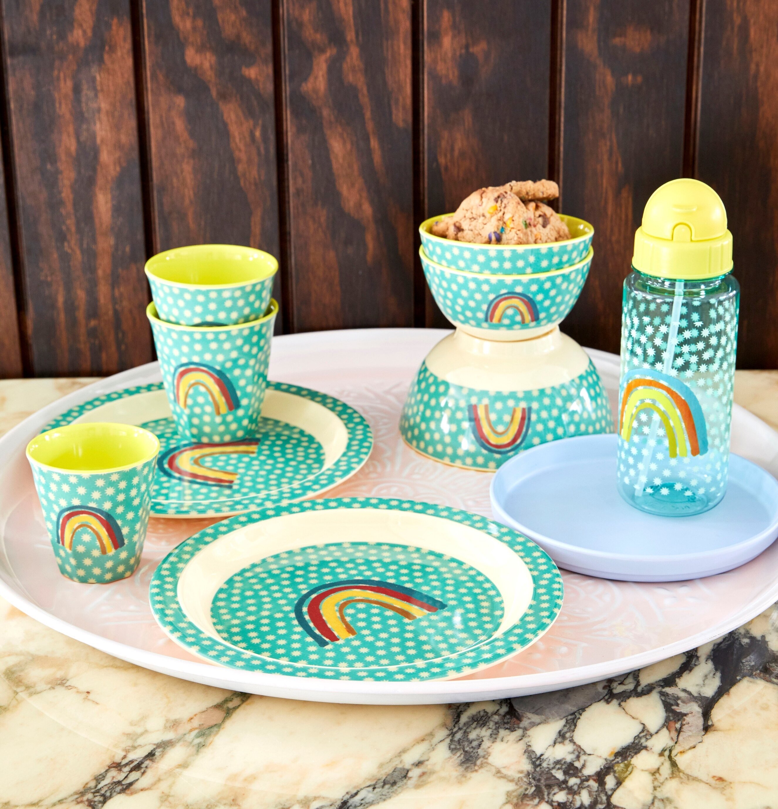 Mugg Rainbow & Stars Print från Rice på rustik träpanel