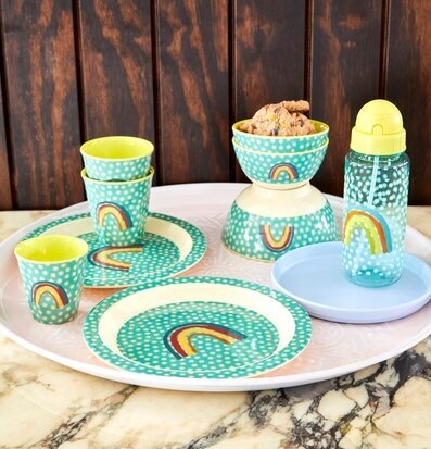 Bild av färgglada serviser med stjärnor och regnbågar