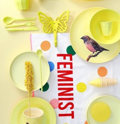 Bild av färgglada köksartiklar och lekfull design