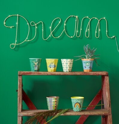 Bild av färgglad och kreativ inredning med LED-skylt