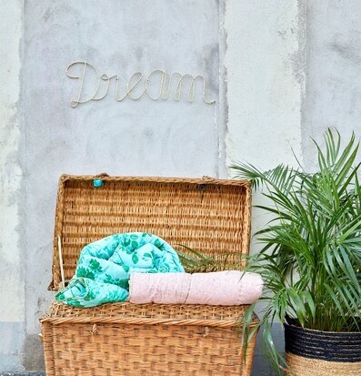 Bild av harmonisk interiör med rustik och modern stil