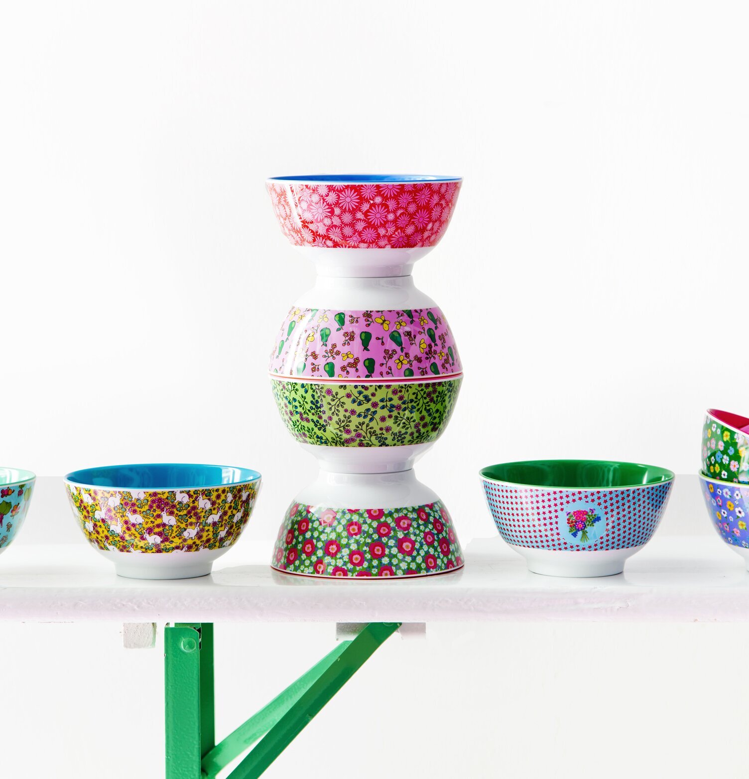 Skål Melamin Blommor från Rice på vit yta med blommönster