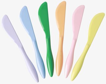 Bild av färgglada smörknivar i somrig enkel design