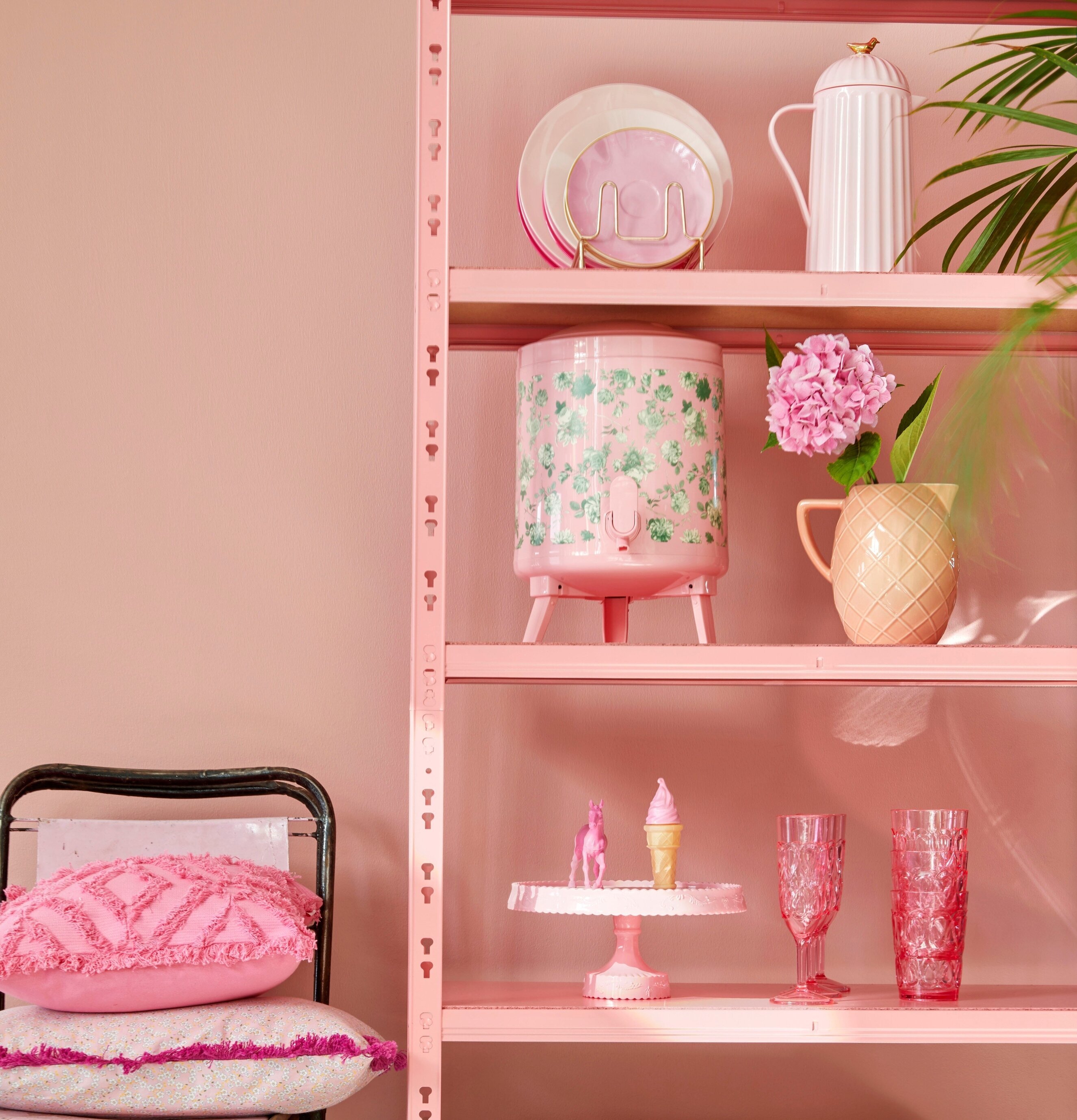 Termos Gold Bird Pink från Rice på en färgglad hylla