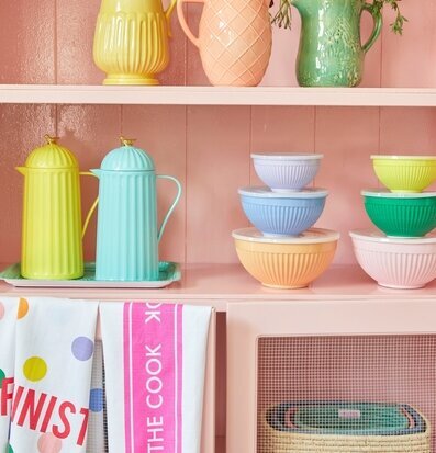 Bild av färgglad hylla med livfulla hushållsartiklar