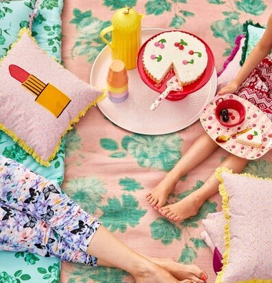 Foto av livfull picknickscen med färgglada detaljer