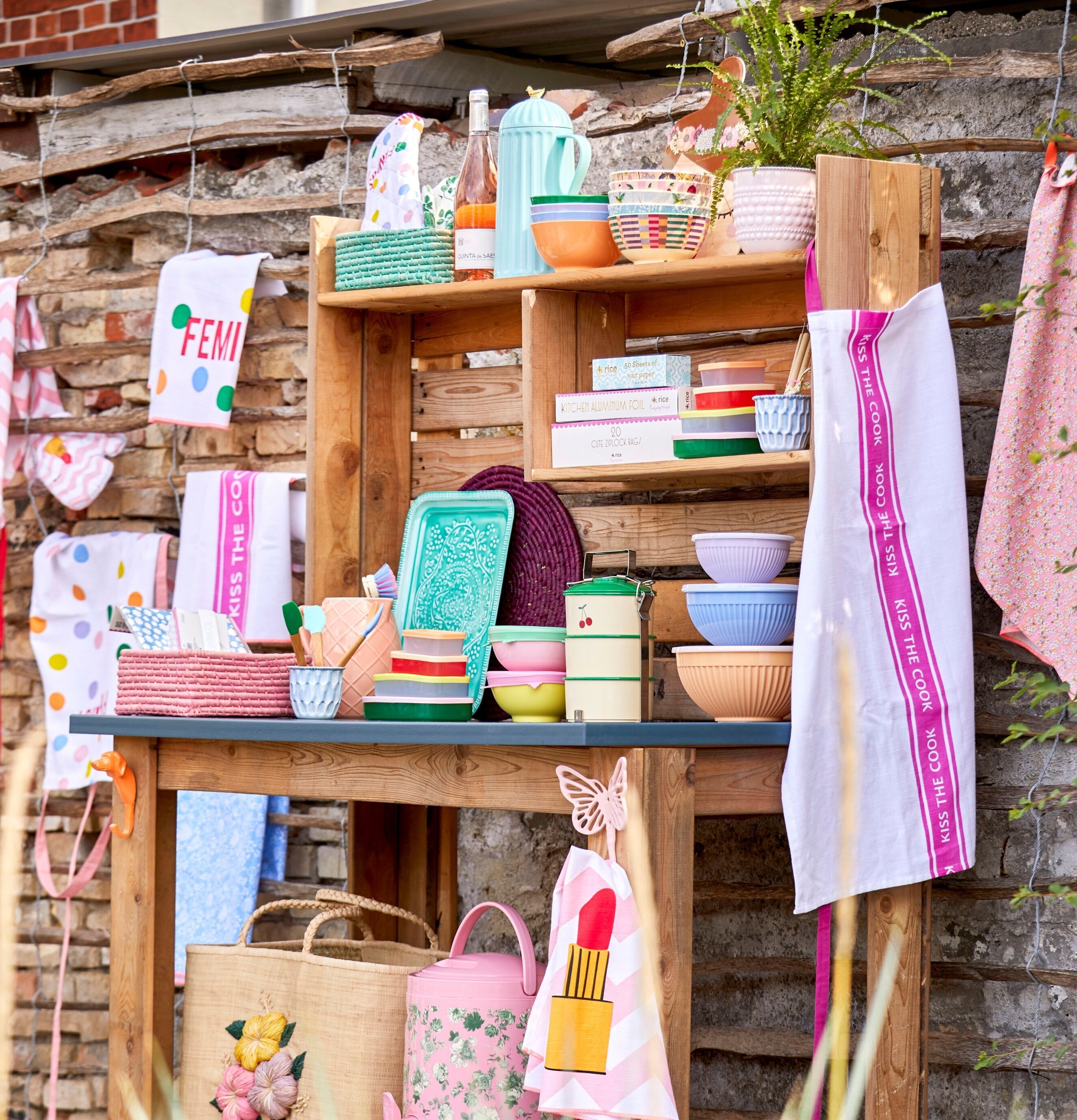 Termos Gold Bird Dark Mint från Rice på rustik träbänk