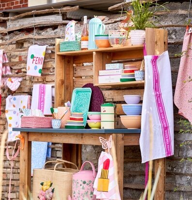 Bild av eklektisk utomhusmiljö med färgglada detaljer