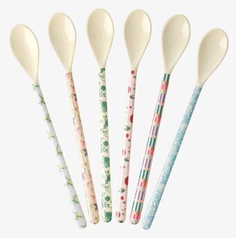 Bild av färgglada och mönstrade skedar för sommaren