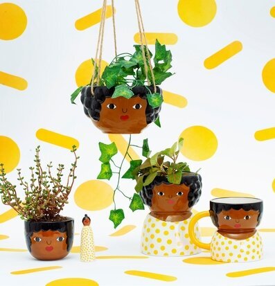 Bild av färgglatt arrangemang med dekorativa krukor