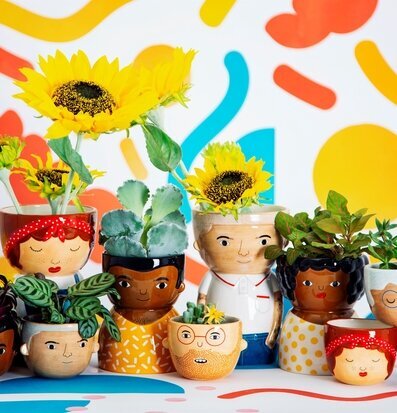 Foto av färgglada och lekfulla krukor i hemmet