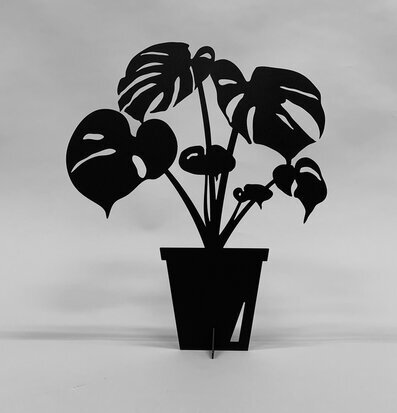 Bild av stiliserad svart metallskulptur av monstera