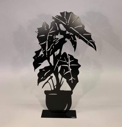 Bild av konstnärlig metallskulptur med blommotiv