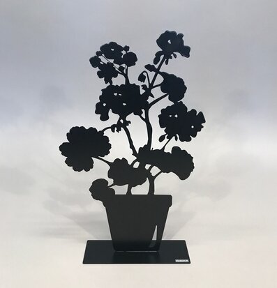 Foto av stiliserad svart pelargon i metallplåt