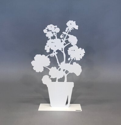 Bild av stiliserad vit pelargon i plåt med kreativ design