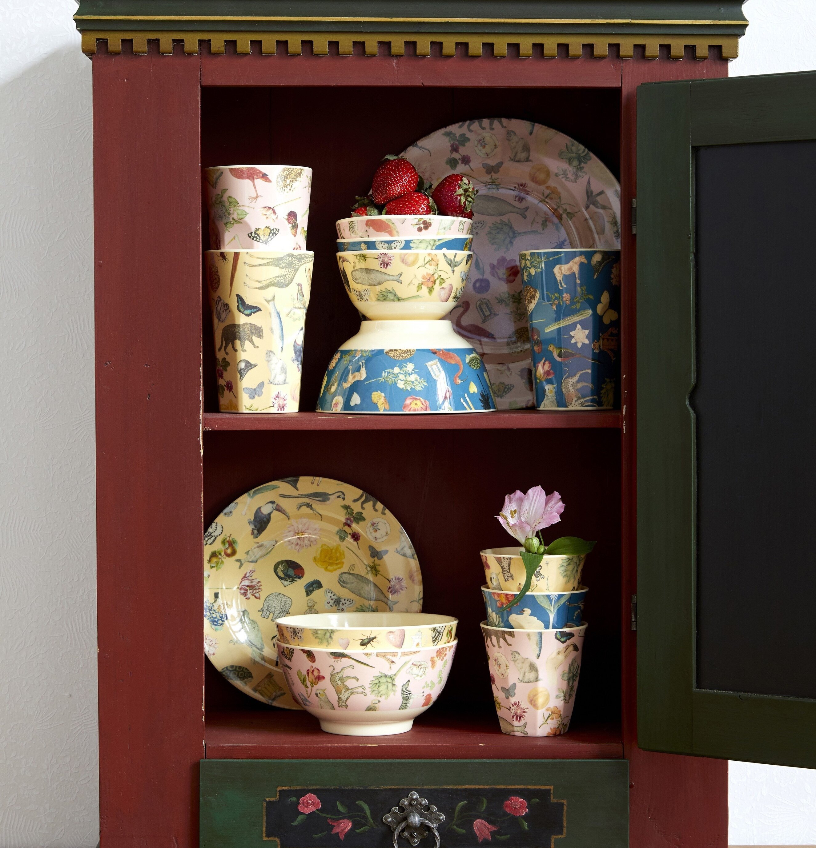 Bild av rustik skänk med färgrik keramik och detaljer