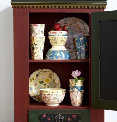 Bild av rustik skänk med färgrik keramik och detaljer