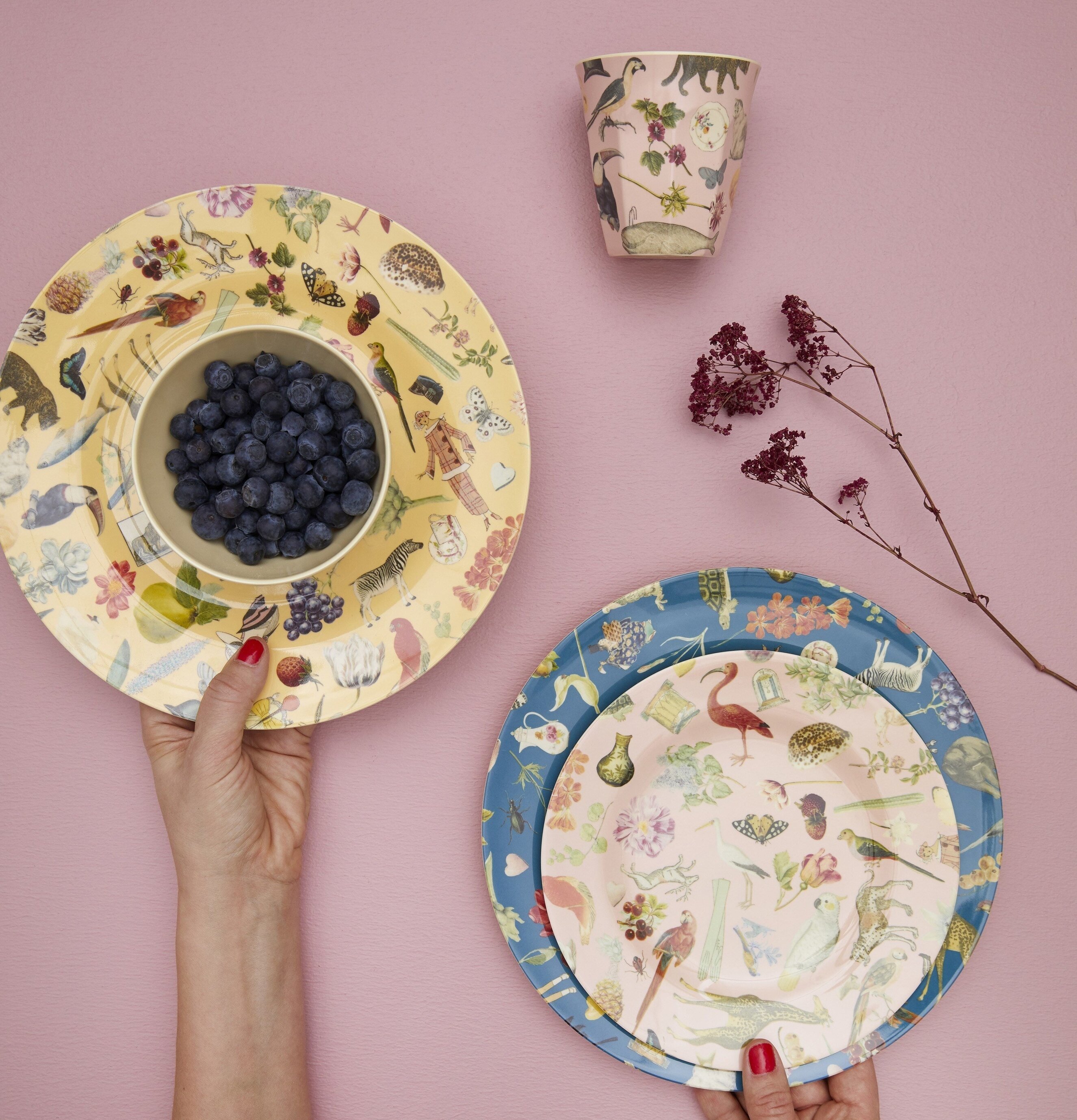 Mugg Pink Art Print från Rice med matchande tallrikar