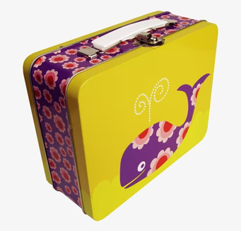 Bild av färgglad lunchbox med lila val och blommönster