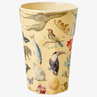 Bild av mugg med detaljerad och naturinspirerad design