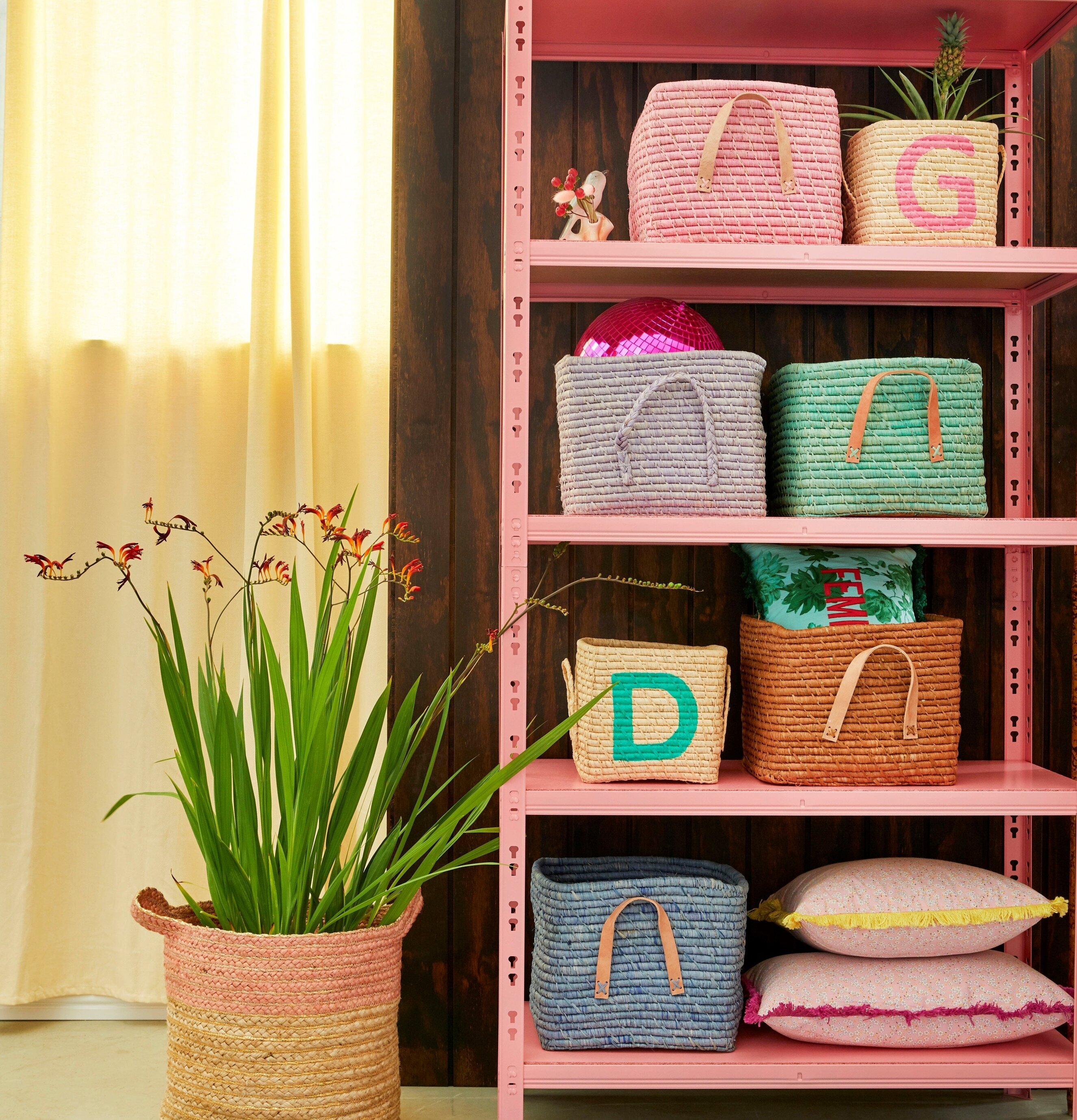 Förvaringskorg Soft Pink från Rice på rosa metallhylla