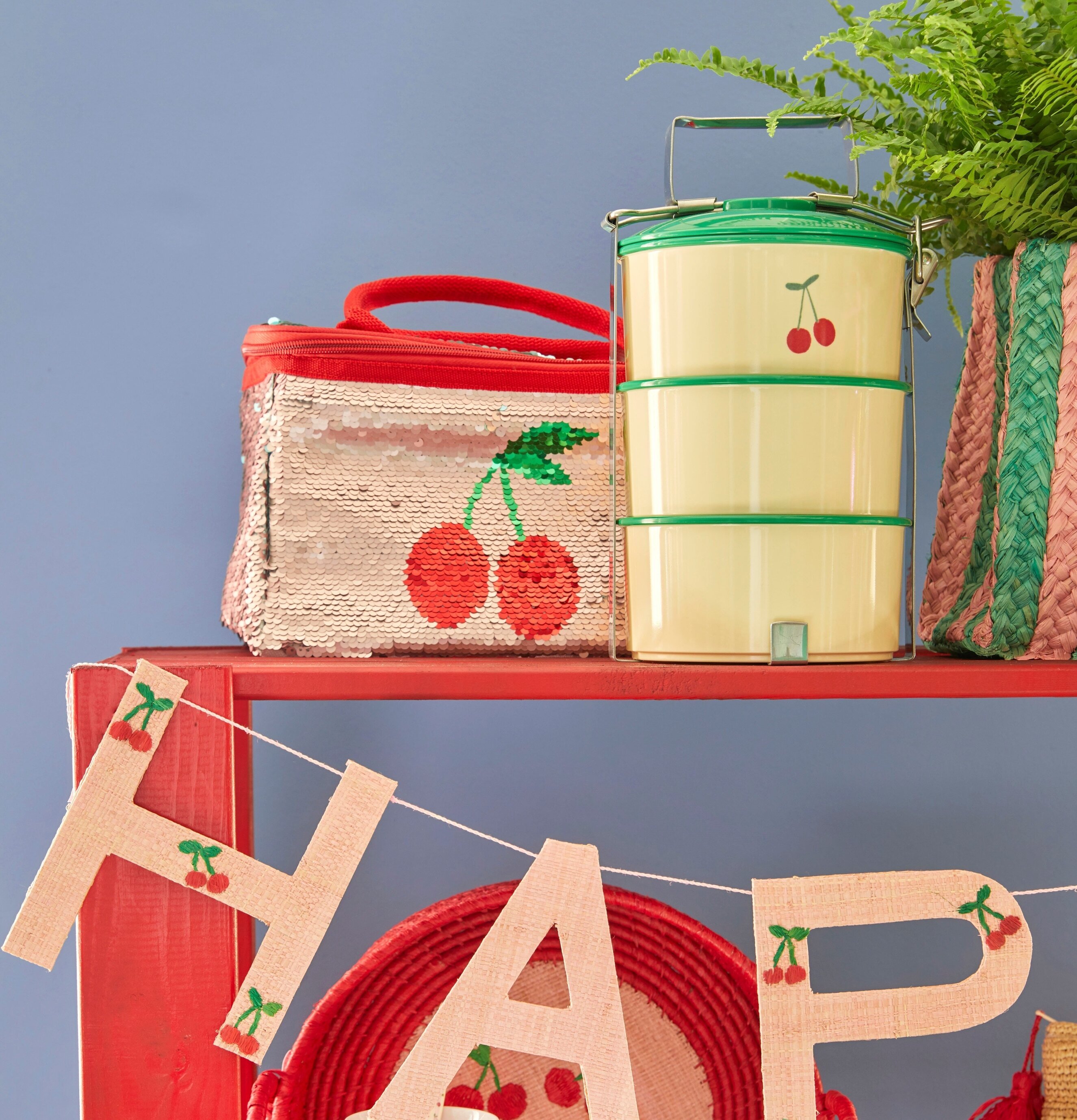 Bild av färgglad och retroinspirerad köksuppställning